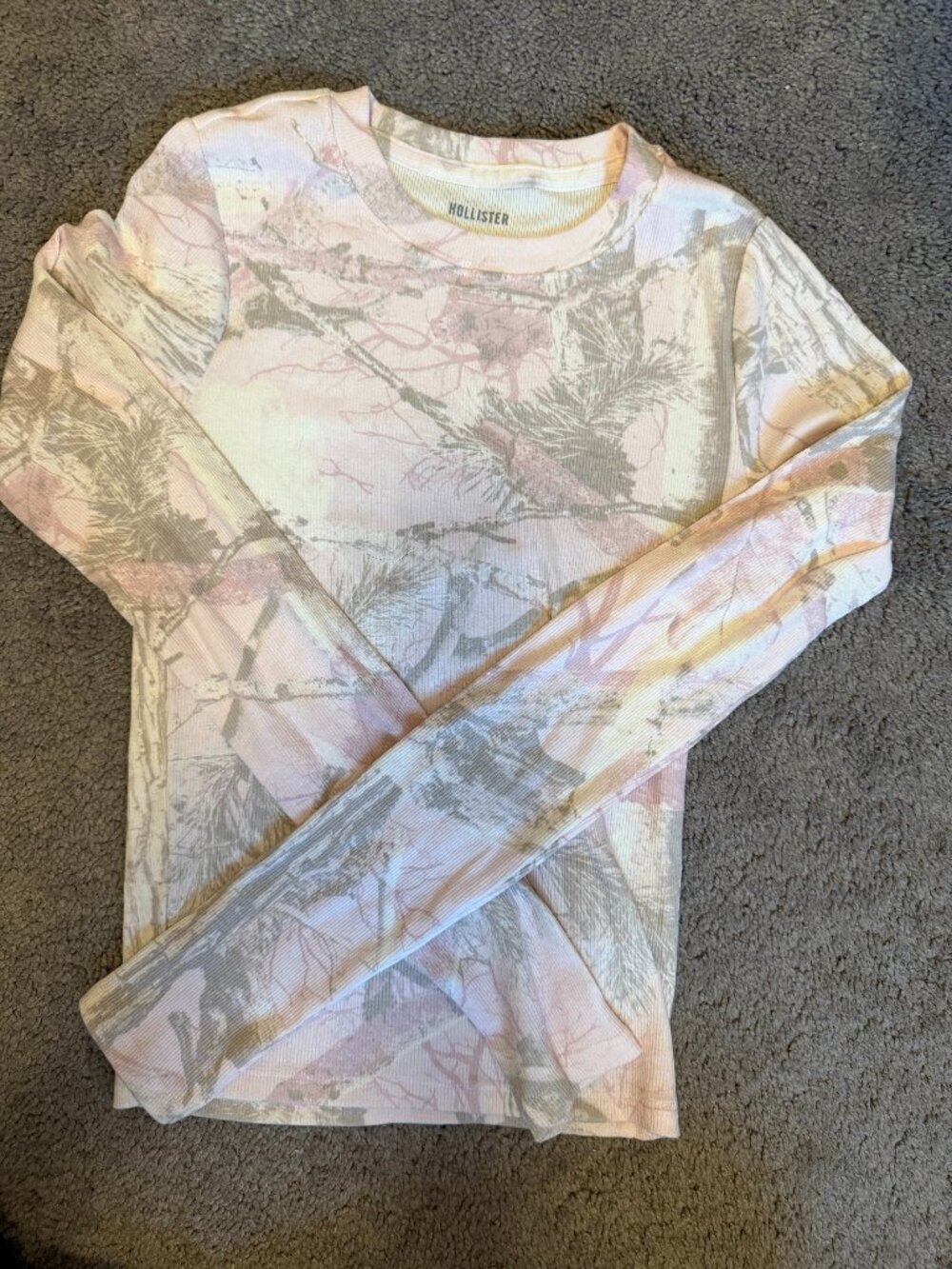 Hollister Womenâs XS Long Sleeve Realtree Camo Print Ribbed Top Pink